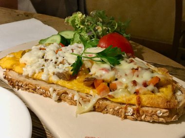 Yumurta Crostini tost baget, süzme peynir ve jambon / kanepe
