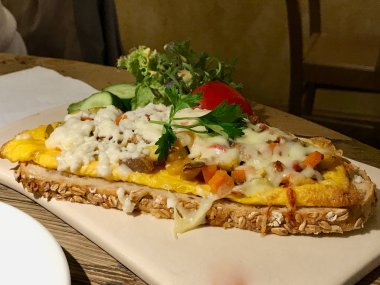 Yumurta Crostini tost baget, süzme peynir ve jambon / kanepe