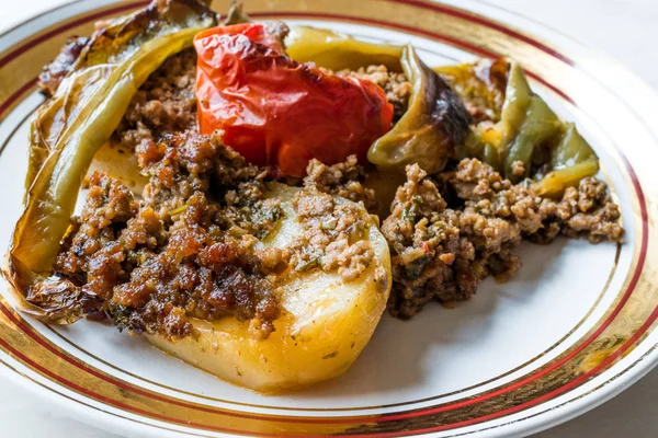 Türkisches Essen Bratkartoffelauflauf mit Hackfleischtomaten und grünen Paprika / Kiymali-Patates. — Stockfoto