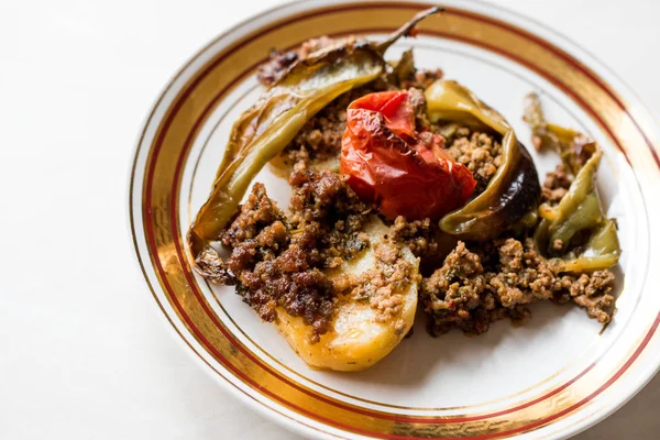 Türkisches Essen Bratkartoffelauflauf mit Hackfleischtomaten und grünen Paprika / Kiymali-Patates. — Stockfoto