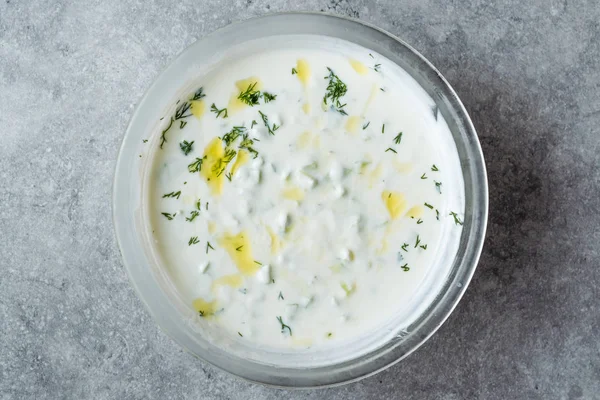 Tzatziki saus / Turkse Cacik yoghurt met plakjes komkommer en olijf olie. — Stockfoto