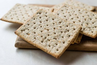 Bal yığını Graham kraker ahşap yüzeyde aromalı.