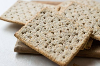 Bal yığını Graham kraker ahşap yüzeyde aromalı.