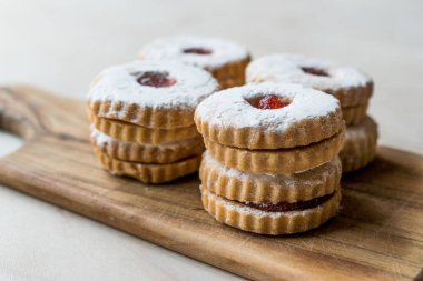 Toz şeker ile doldurulmuş yuvarlak Linzer tanımlama jam