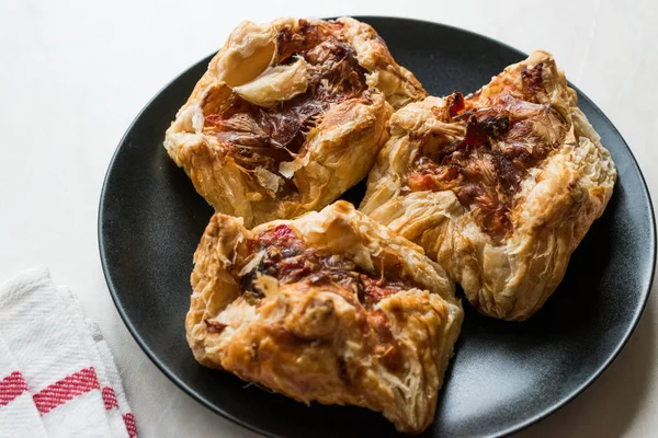 Турецька Bohca Borek з Канапе з пастрами / Pastirma бурек — стокове фото