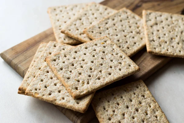 Stapel honigaromatisierter Graham Cracker auf Holzoberfläche. — Stockfoto