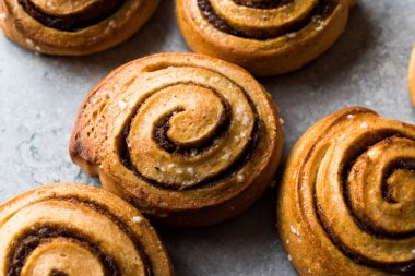 Fırından yeni çıkmış tarçınlı çörek / tarçın rulo