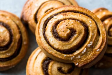 Fırından yeni çıkmış tarçınlı çörek / tarçın rulo