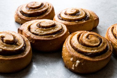 Fırından yeni çıkmış tarçınlı çörek / tarçın rulo