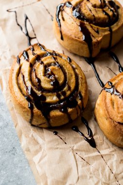 Tarçın rulo ile çikolata sosu / tarçın çörekler.