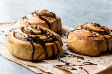 Tarçın rulo ile çikolata sosu / tarçın çörekler.