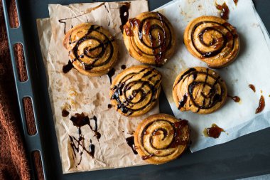 Taze pişmiş rulo tarçın karamel ve çikolata sos ile.
