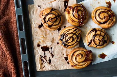 Taze pişmiş rulo tarçın karamel ve çikolata sos ile.