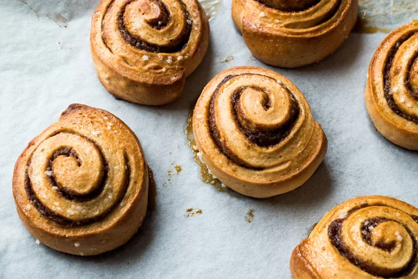 Bollos de canela recién horneados / Rollos de canela — Foto de Stock