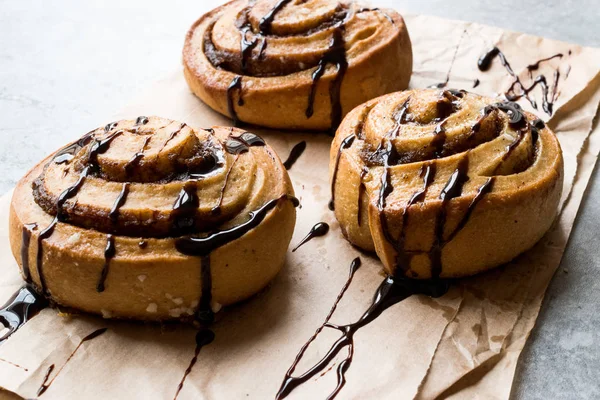 Cinnamon Rolls with Chocolate Sauce / Cinnamon Buns. — Stock Photo, Image