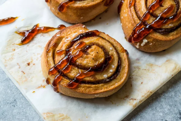 Rollos de canela con salsa de caramelo / bollos de canela . — Foto de Stock