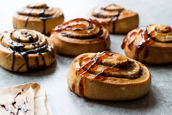 Freshly Baked Cinnamon Rolls with Caramel and Chocolate Sauce. — Stock Photo, Image