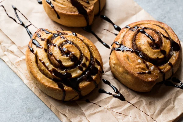 Cinnamon Rolls with Chocolate Sauce / Cinnamon Buns. — Stock Photo, Image