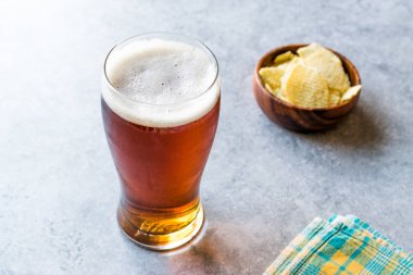 Amber bira atıştırmalıklar ile ferahlatıcı serin.