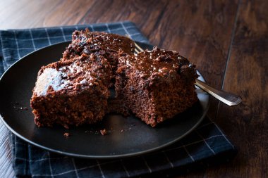 Nemli çikolatalı pandispanya kek parçaları siyah plaka