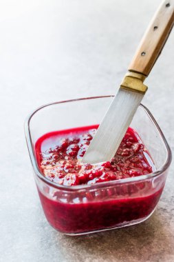 Ahududu reçeli cam kase bıçak / marmelat.