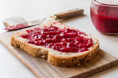 Tost ekmeği ile Ahududu reçeli / marmelat