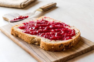 Tost ekmeği ile Ahududu reçeli / marmelat