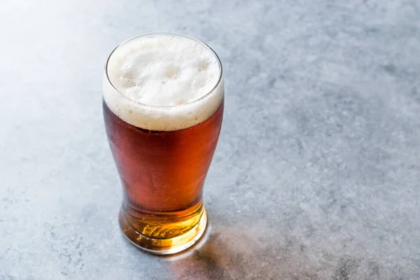 Birra fresca di ambra rossa rinfrescante in vetro — Foto Stock