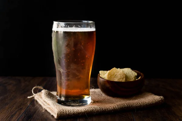 Birra fresca rinfrescante di ambra con snack . — Foto Stock