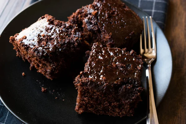 Moist Chocolate esponja bolo Brownie Pedaços em placa preta — Fotografia de Stock