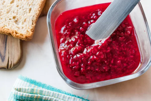 Himbeermarmelade mit Toastbrot / Marmelade — Stockfoto