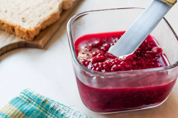 Confiture de framboises avec pain grillé / confiture — Photo