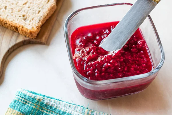 Confiture de framboises avec pain grillé / confiture — Photo