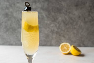75 şampanya kokteyli limon kabuğu ile Fransız ve Siyah Zeytin