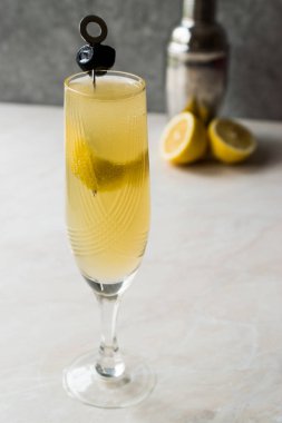 75 şampanya kokteyli limon kabuğu ile Fransız ve Siyah Zeytin