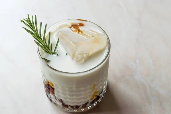Solone Karmel biały rosyjski koktajl z rozmarynem i lodu. — Zdjęcie stockowe
