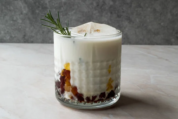 Caramel White Russian Cocktail asin dengan Rosemary dan Ice . — Stok Foto