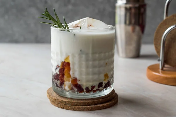 Caramel White Russian Cocktail asin dengan Rosemary dan Ice . — Stok Foto