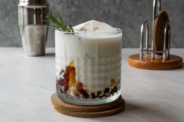 Caramel White Russian Cocktail asin dengan Rosemary dan Ice . — Stok Foto