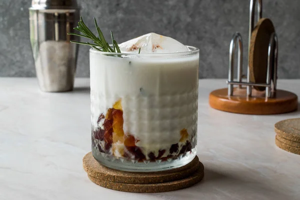 Caramel White Russian Cocktail asin dengan Rosemary dan Ice . — Stok Foto