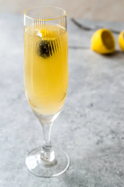 Cocktail français au champagne 75 avec écorce de citron et olive noire — Photo