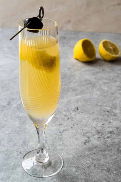 Cocktail français au champagne 75 avec écorce de citron et olive noire — Photo