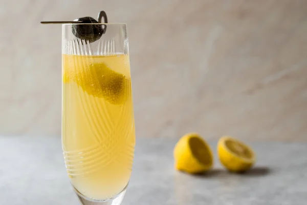 French 75 Champagner-Cocktail mit Zitronenschale und schwarzer Olive — Stockfoto