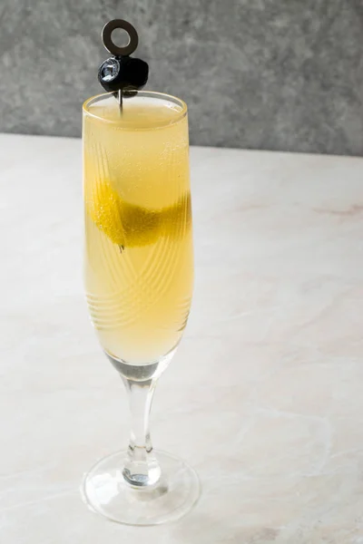 Franska 75 Champagne Cocktail med citronskal och Svart oliv — Stockfoto