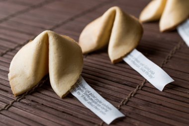 Bambu hasır Chopsticks ve kağıt üzerinde Çin fal kurabiyesi