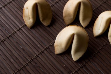 Bambu hasır Chopsticks ve kağıt üzerinde Çin fal kurabiyesi