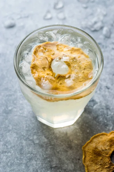 Cocktail de suco de pêra com fatia de pêra seca e gelo esmagado . — Fotografia de Stock