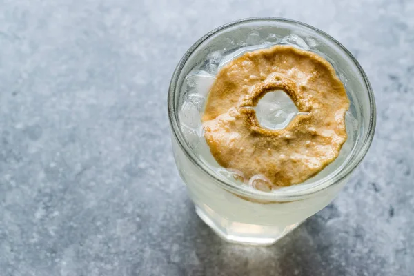 Коктейль "Грушевый сок" с сушеным ломтиком груши и дробленым льдом . — стоковое фото