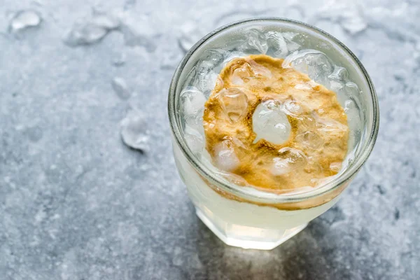 Birnensaft-Cocktail mit getrockneten Birnenscheiben und Crushed Ice. — Stockfoto