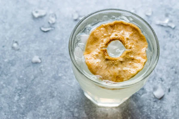 Cóctel de jugo de pera con rebanada de pera seca y hielo triturado . —  Fotos de Stock